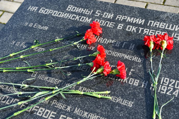 Открытие после реставрации воинского мемориала в деревне Ельня в Подмосковье
