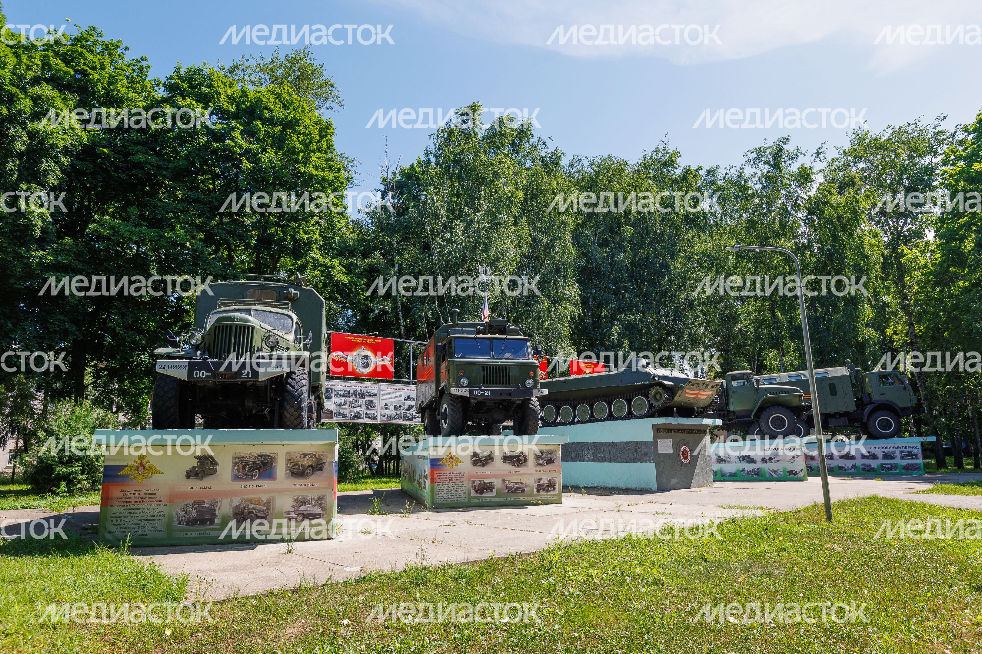 Памятник «Ученым и воинам-автомобилистам» на аллее Славы в Бронницах Памятник «Ученым и воинам-автомобилистам» на аллее Славы в Бронницах