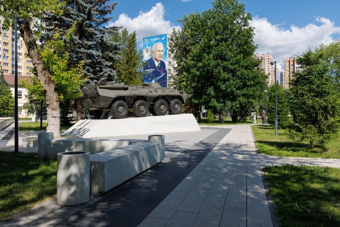 БТР-80 в сквере Победы в Реутове