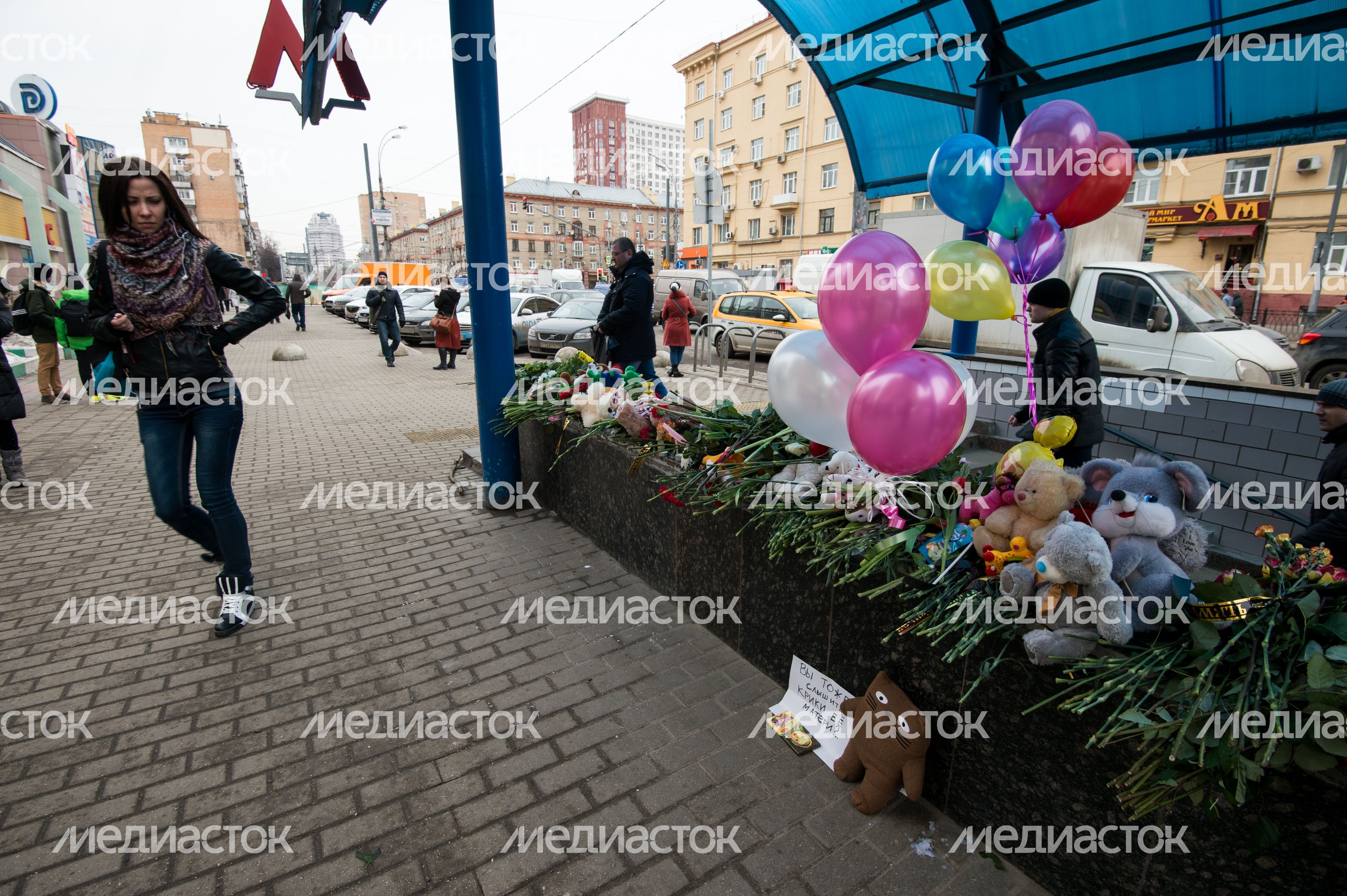 Мемориал из цветов и игрушек в честь погибшей девочки в Москве