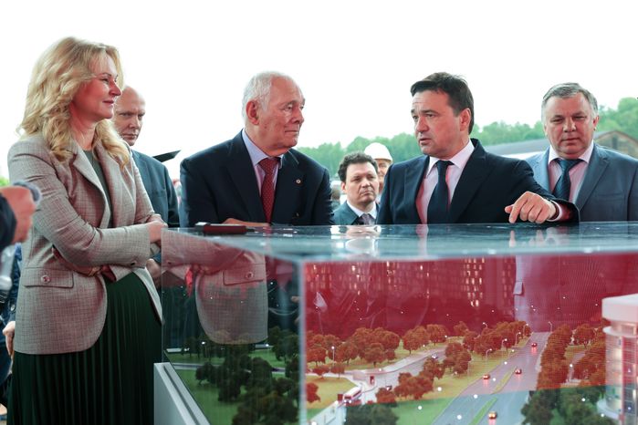 Закладка камня в основание многопрофильного детского центра «Московская областная детская больница» в Красногорске