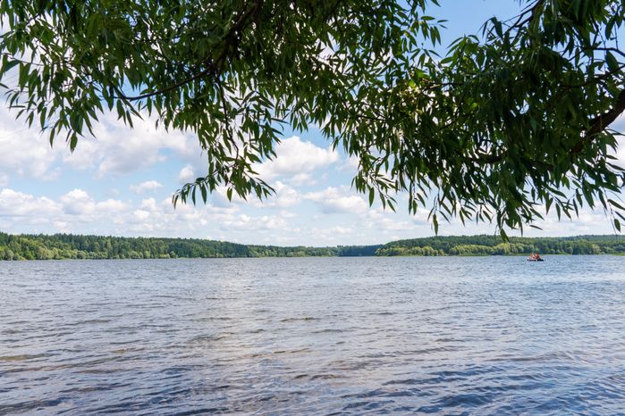 Пляж у Озернинского водохранилища вблизи деревни Нововолково Рузского округа