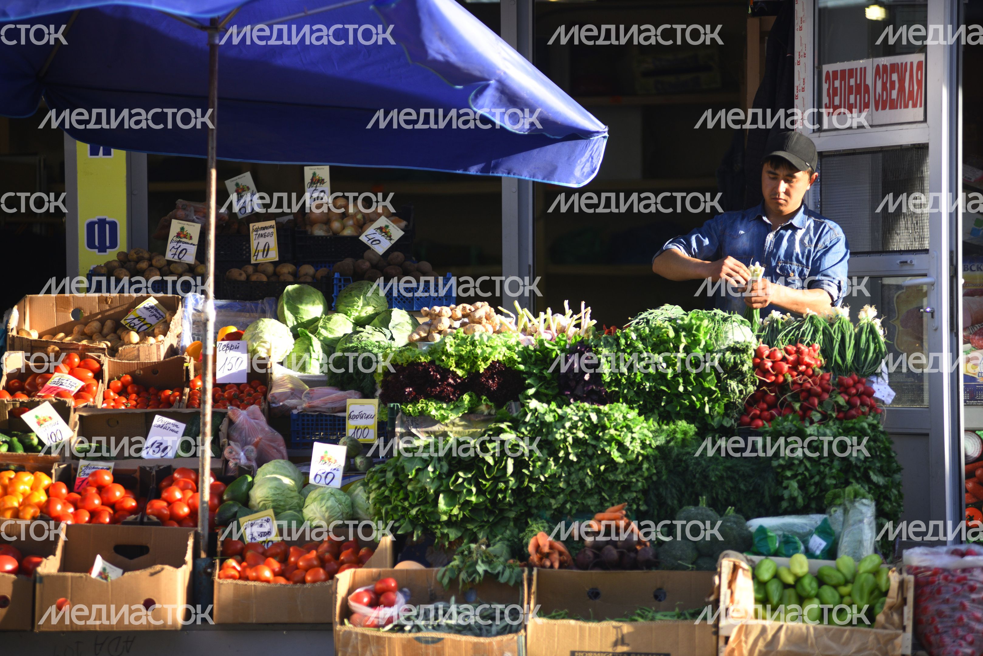 Прилавок с овощами и фруктами на рынке в Москве Прилавок с овощами и фруктами на рынке в Москве