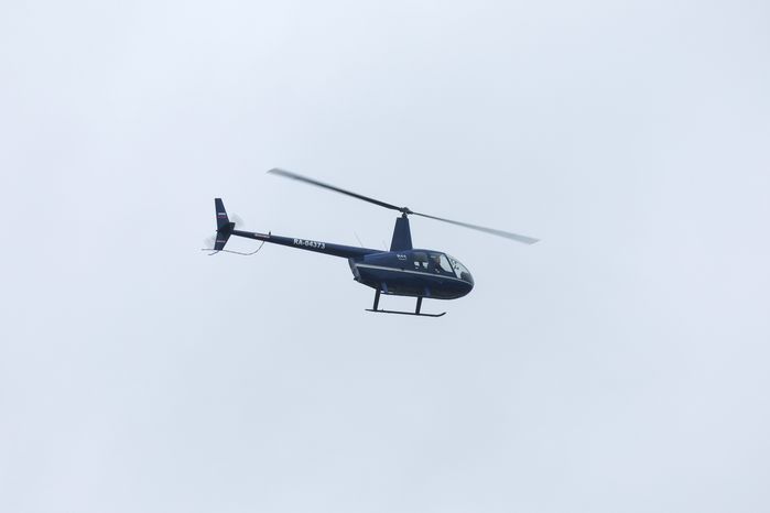 Вертолет в небе аэродрома Мячково в округе Люберцы