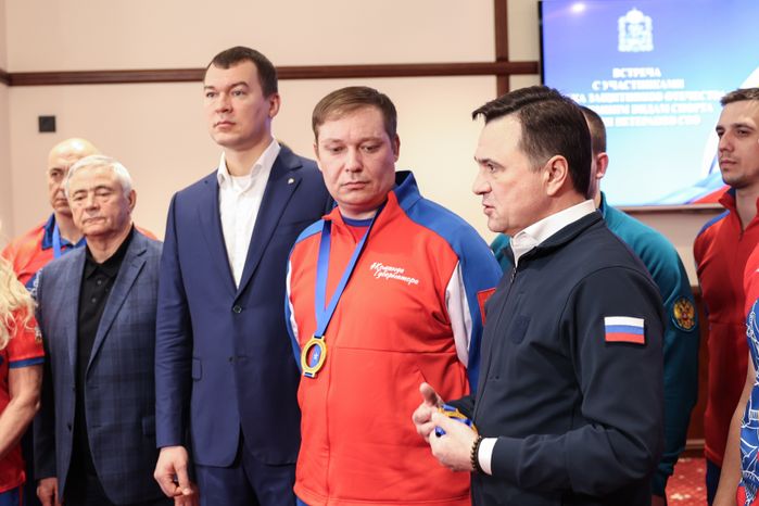 Андрей Воробьёв поздравил команду по следж-хоккею «Гвардия» с победой