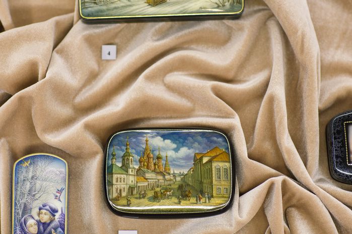 Шкатулка из лаковой миниатюры Федоскино на выставке «Фантазии полет и рук творенье…» в усадьбе Лукутиных в Мытищах