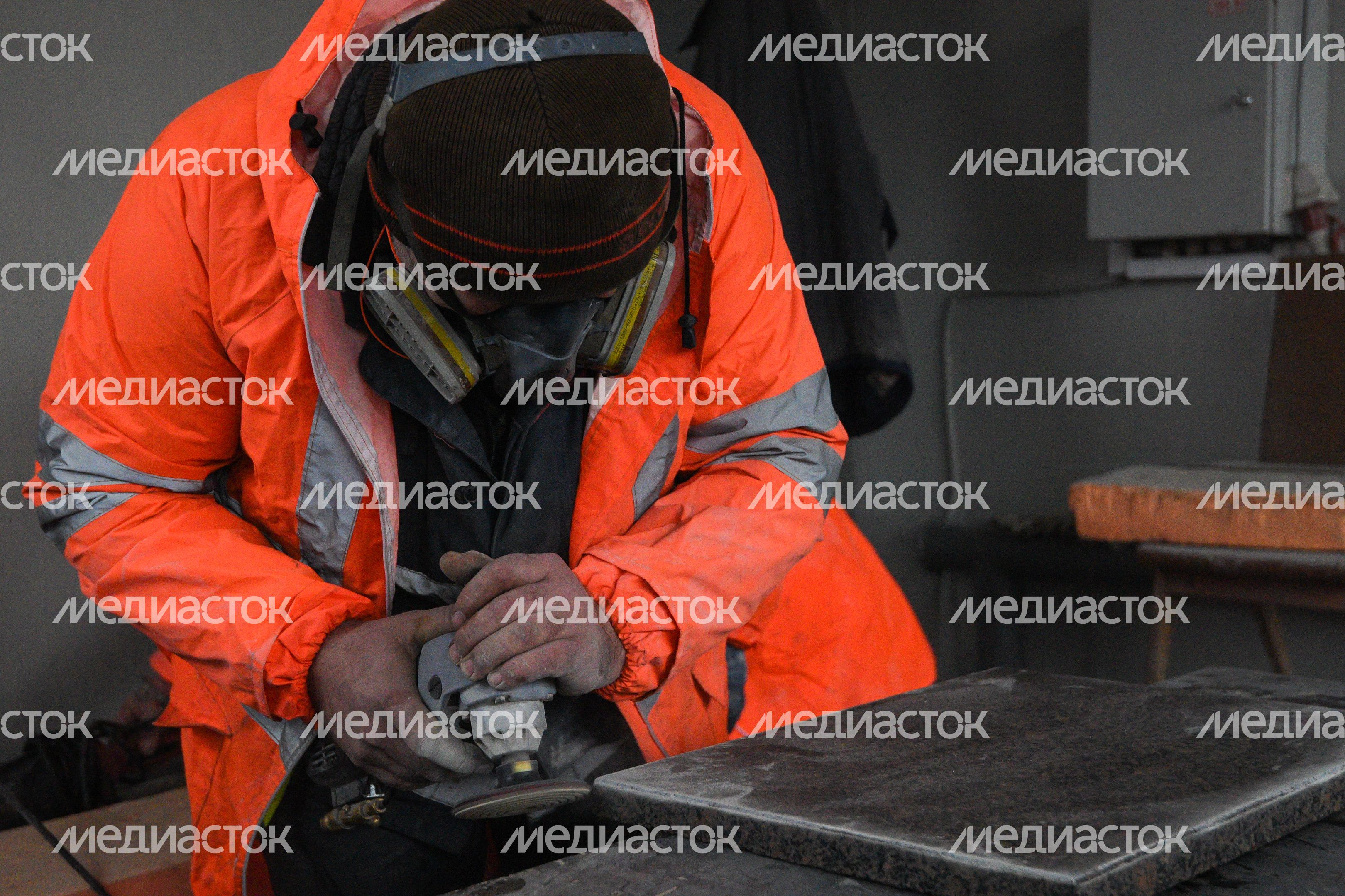 Процесс обработки гранитного камня специалистами ГБУ «Гормост» для облицовки стен подземных пешеходных переходов в Москве