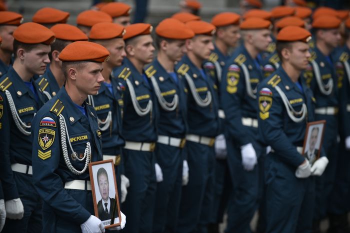Прощание с погибшими членами экипажа самолета Ил-76 в Жуковском