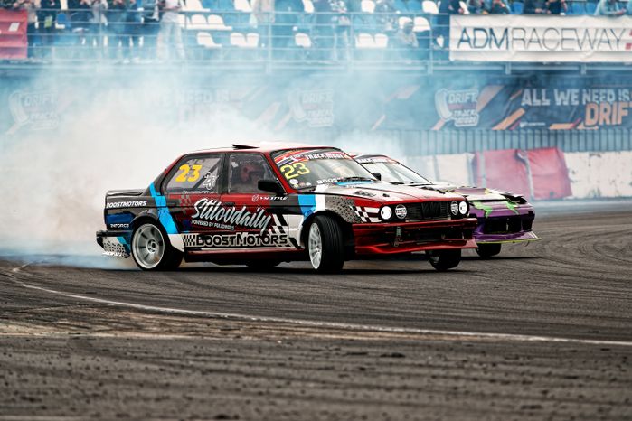 Гонка автомобилей на дрифт-фестивале скорости и драйва Drift Expo Track Mode 2025
