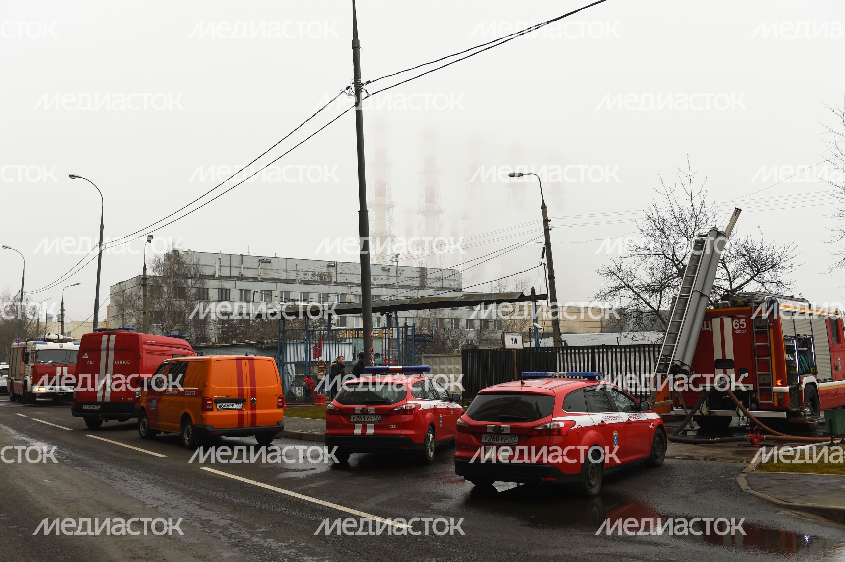 Пожар в складском помещении на улице Маршала Прошлякова в Москве