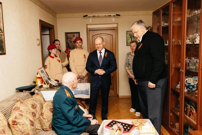 Кирилл Григорьев традиционно навестил ветерана Алексея Галютина в канун Дня Победы