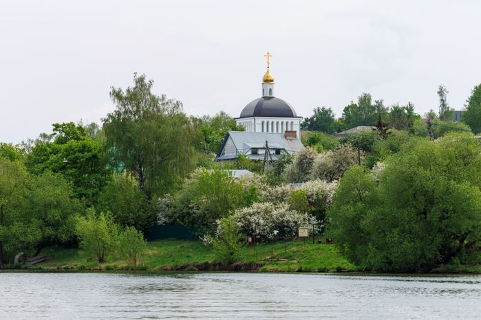 Вид на церковь Андрея Первозванного в деревне Андреевское с воды Москвы-реки