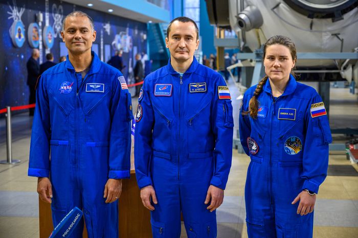 Космонавты дублирующего экипажа МКС-74 Анил Менон, Петр Дубров, Анна Кикина в Звездном городке