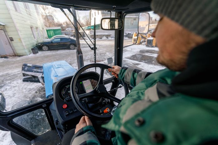 Уборка территории дворов от снега в Балашихе