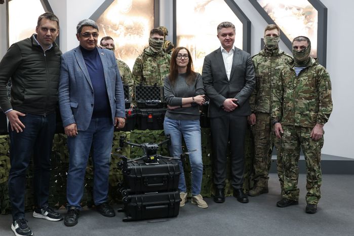 Команда губернатора Московской области передала бригаде спецназа ВДВ тепловизоры и дроны