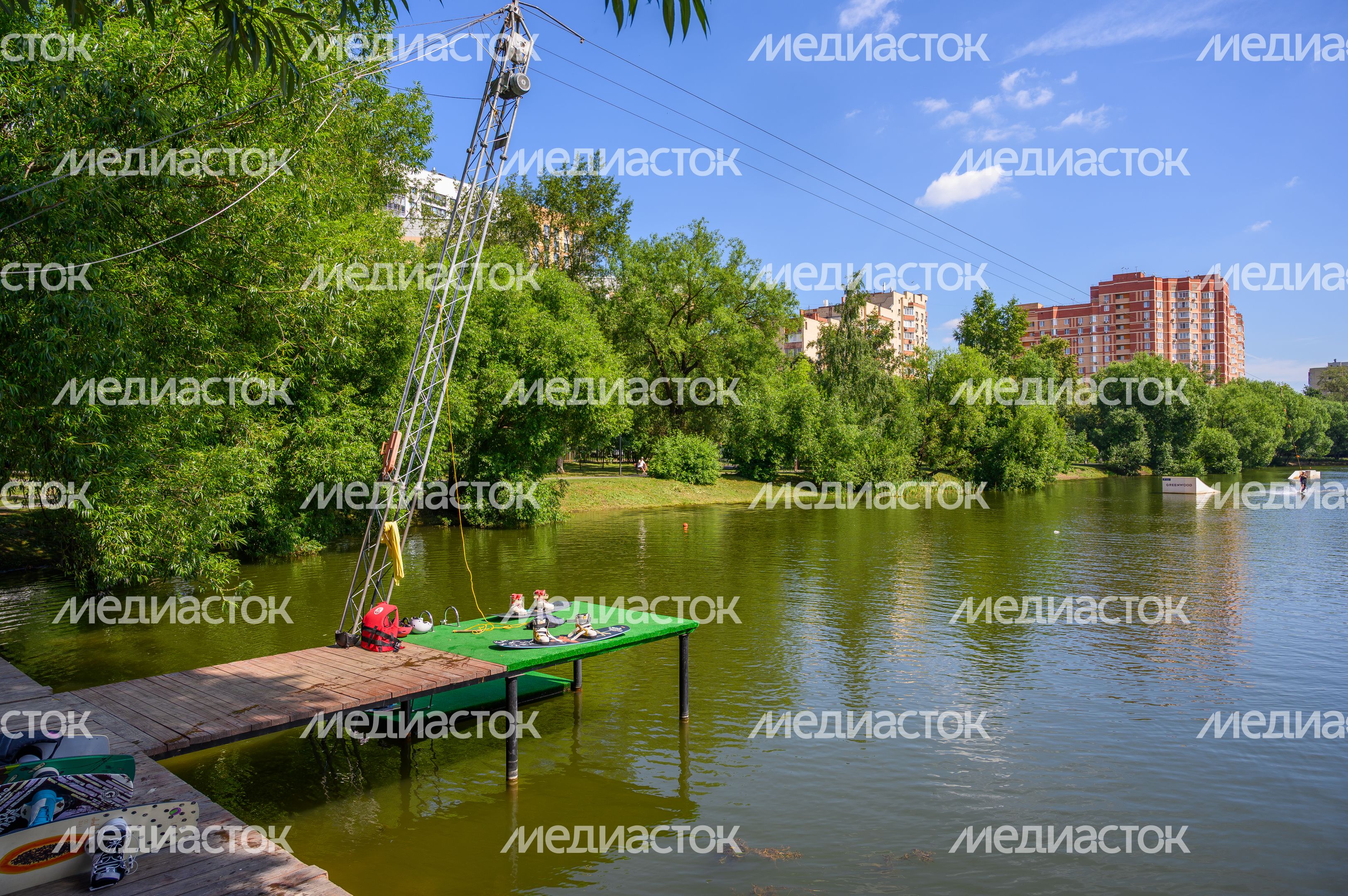 Вейксерфинг на пруду в Наташинском парке Люберец