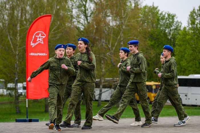 Военно-патриотическая игра «Юнармия, вперед!», посвященная Дню Победы, в Горках Ленинских