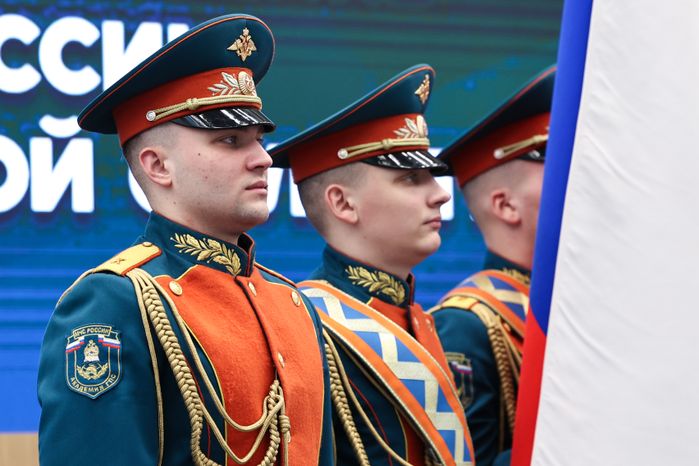 Сотрудников МЧС поздравили с Днем спасателя и 35-летием ведомства