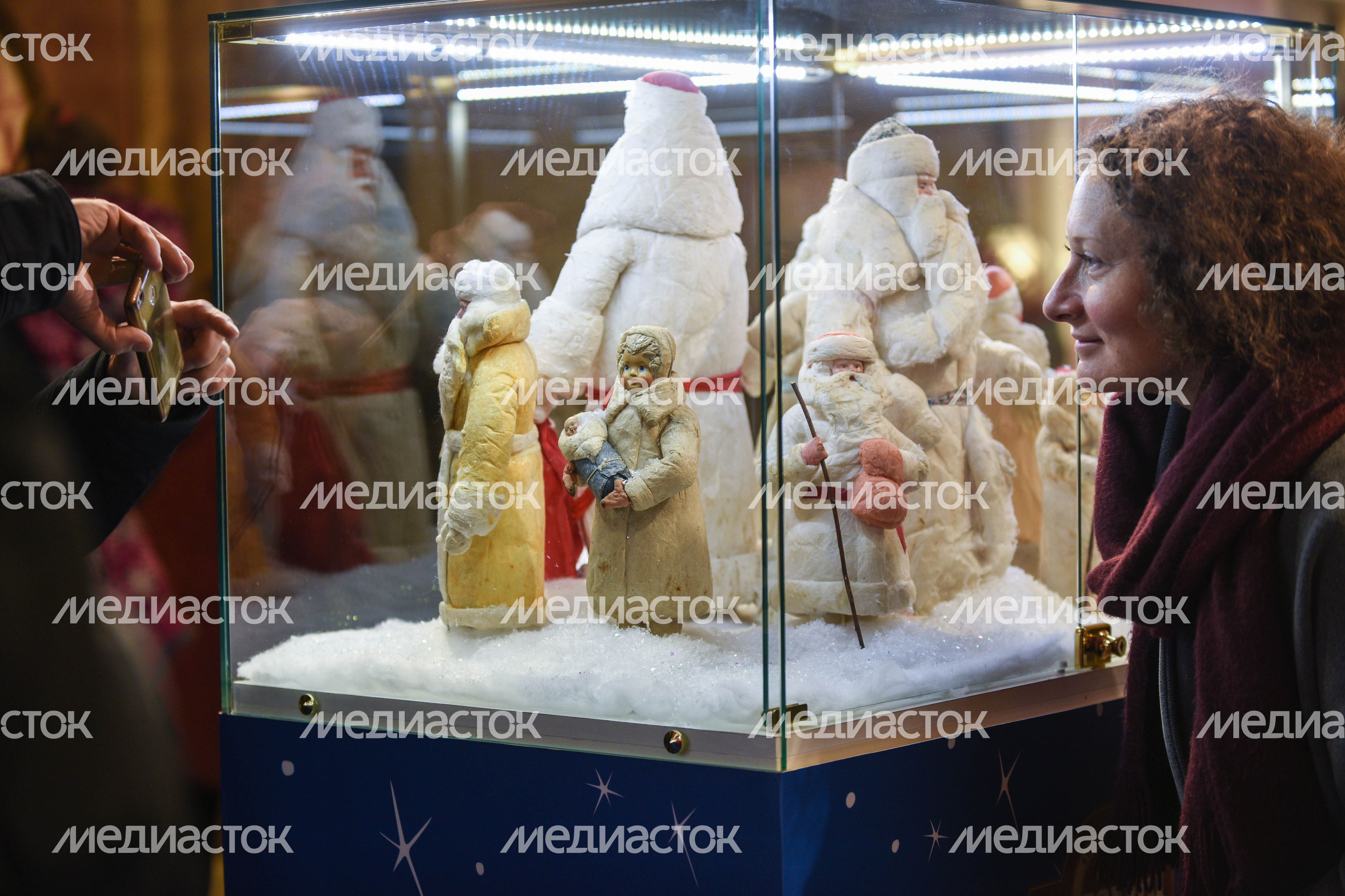 Выставка новогодних игрушек в ГУМе из личной коллекции Александра Олешко