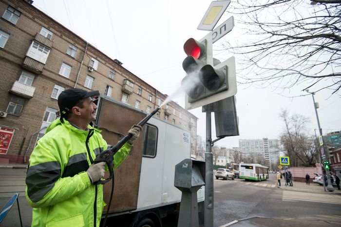 ЦОДД чистит светофоры в Москве