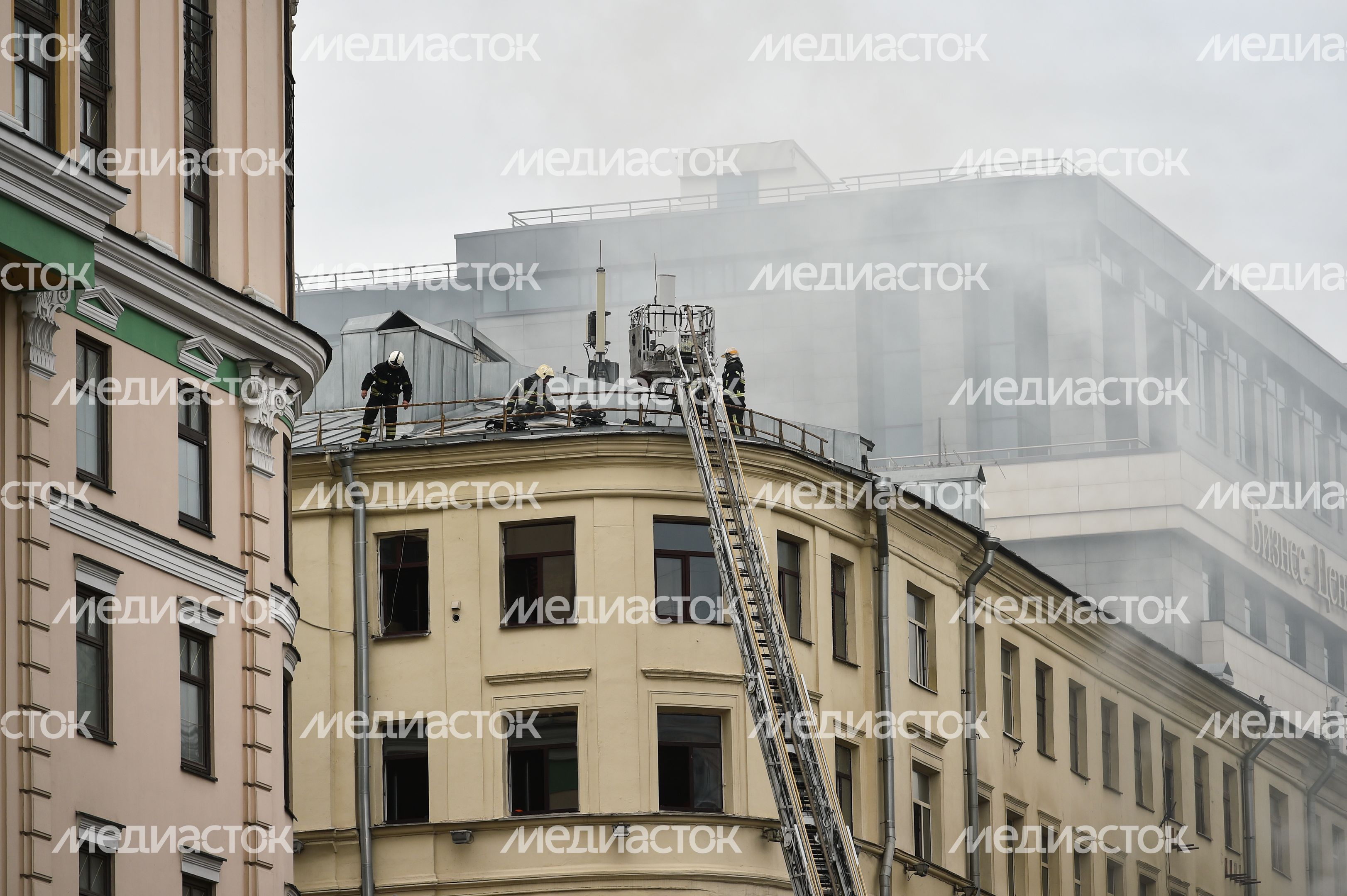 Пожар в реставрируемом здании на Тверской улице в Москве