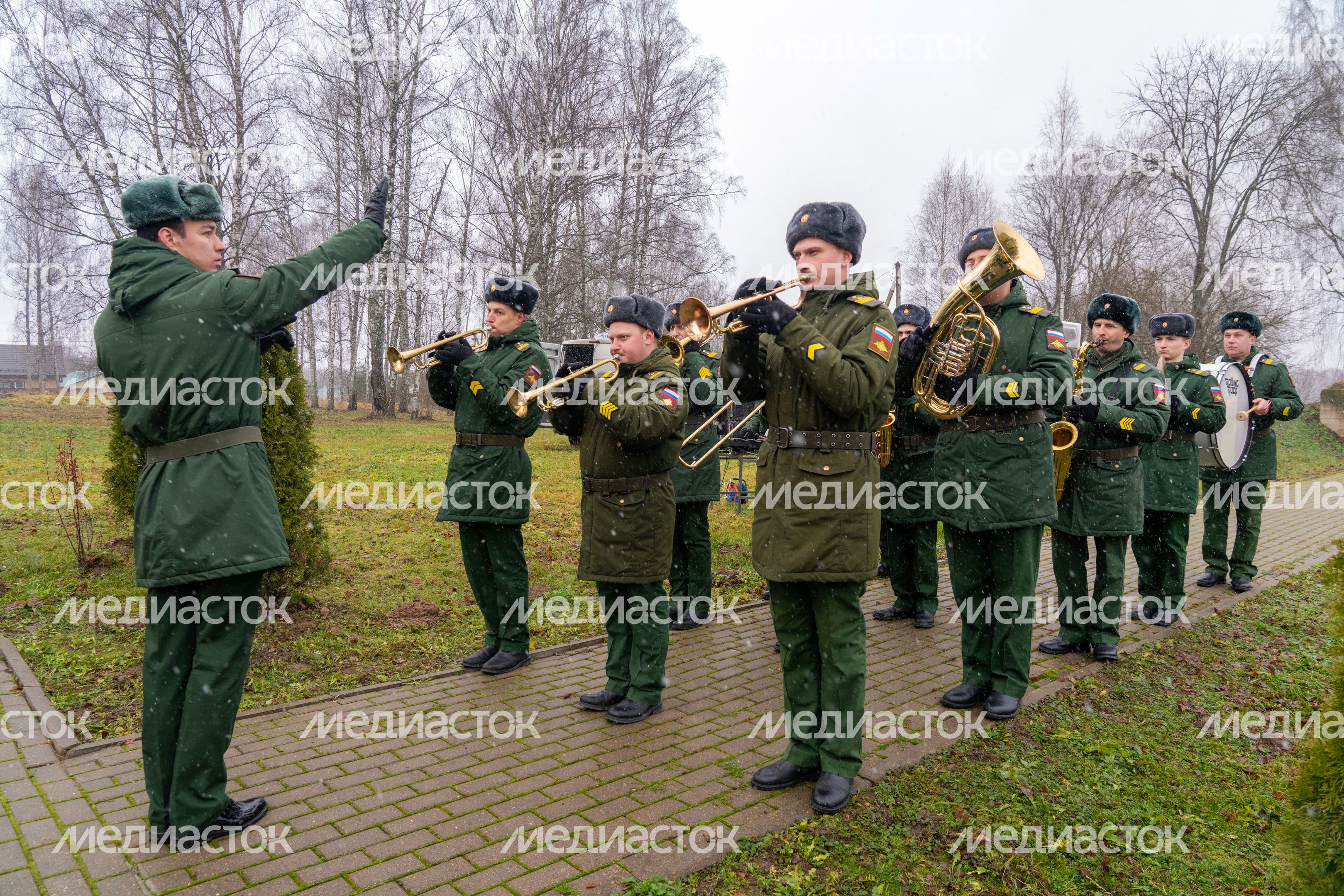 Военный оркестр на возложении цветов к могиле Неизвестного солдата на Бородинском поле Военный оркестр на возложении цветов к могиле Неизвестного солдата на Бородинском поле