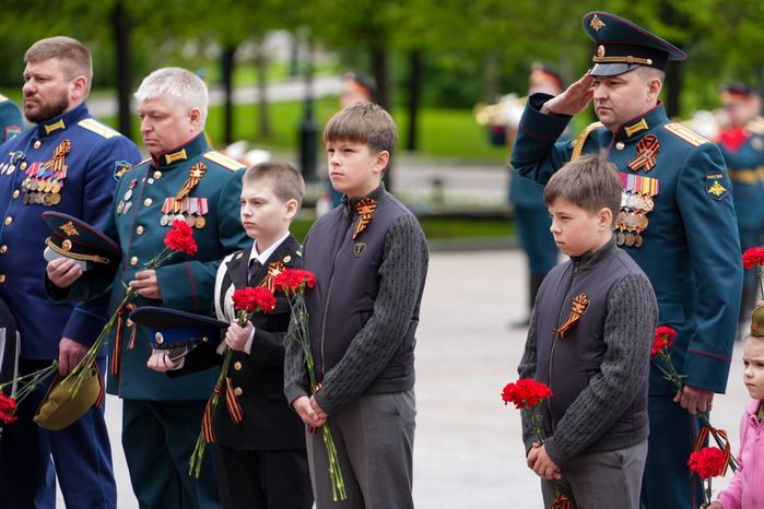Участники специальной военной операции с детьми возложили цветы к Могиле Неизвестного Солдата
