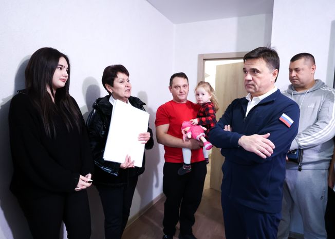 Андрей Воробьев навестил волоколамских новоселов, переехавших из аварийного жилья