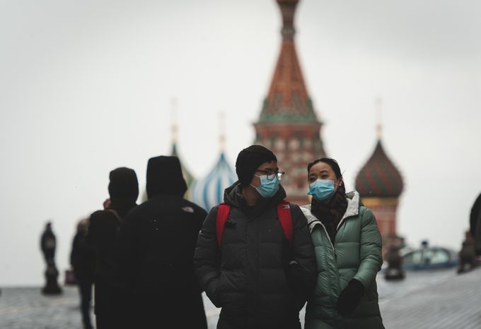 Люди в масках в период эпидемии коронавируса