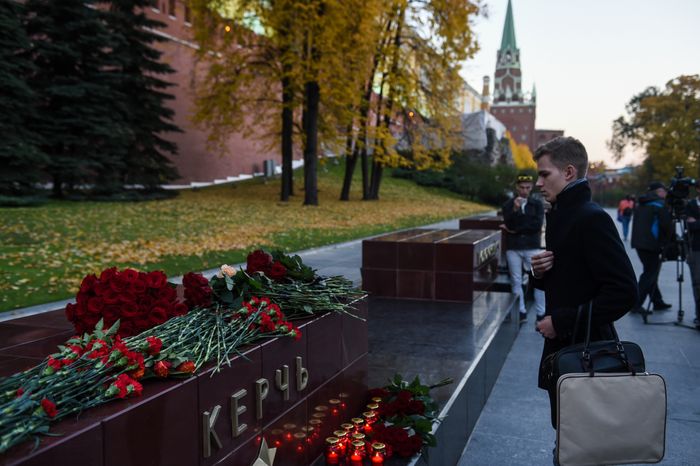 Возложение цветов к мемориалу города Керчь в Москве