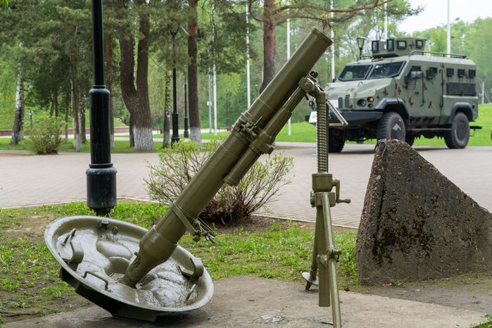 Полковой миномет ПМ-43 120 мм у Ленино-Снегиревского военно-исторического музея в Ленино округа Истра