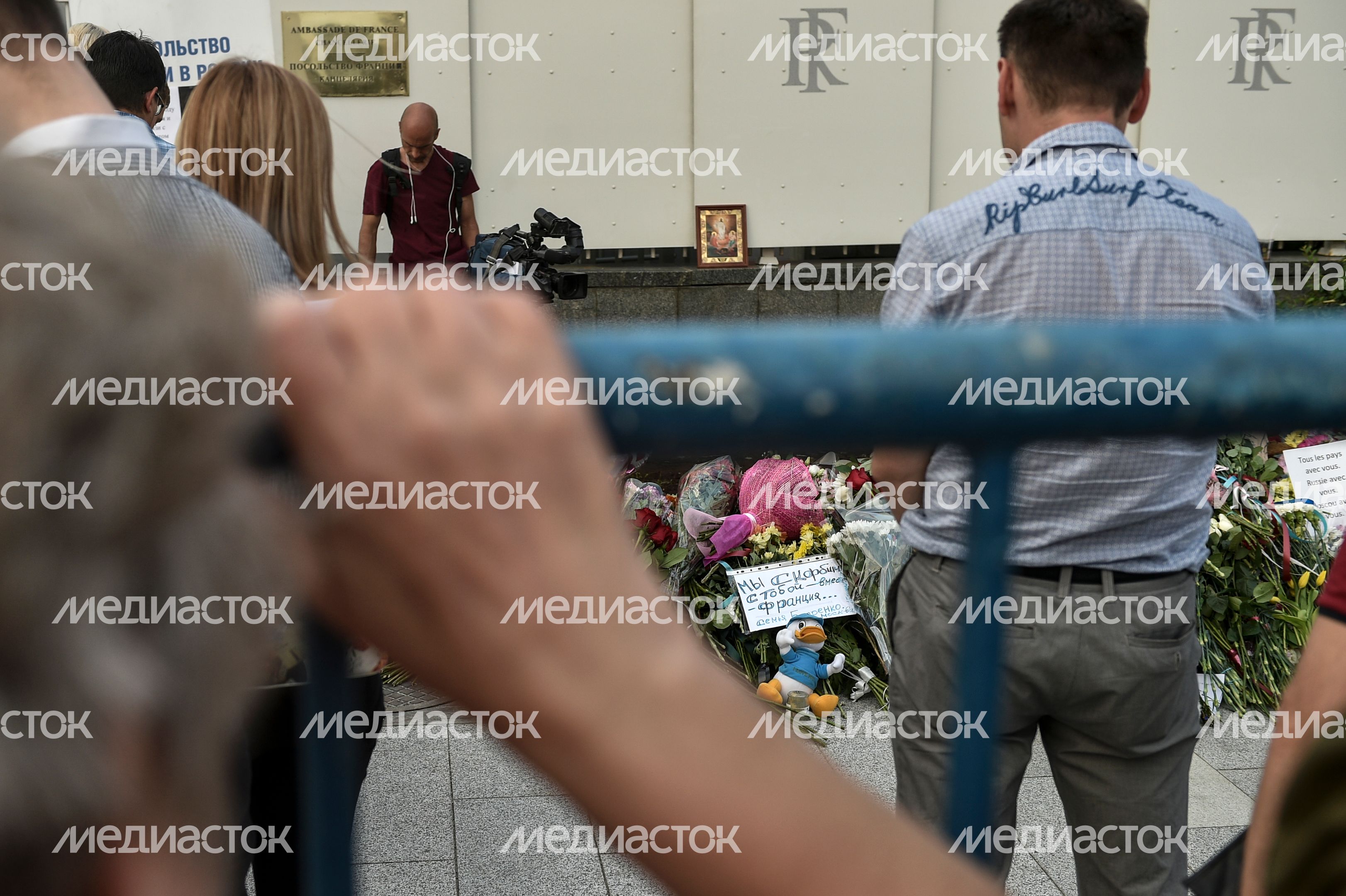 Жители Москвы несут цветы к посольству Франции Жители Москвы несут цветы к посольству Франции