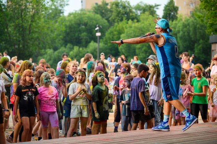 Фестиваль красок Holi Dance в Наташинском парке в Люберцах
