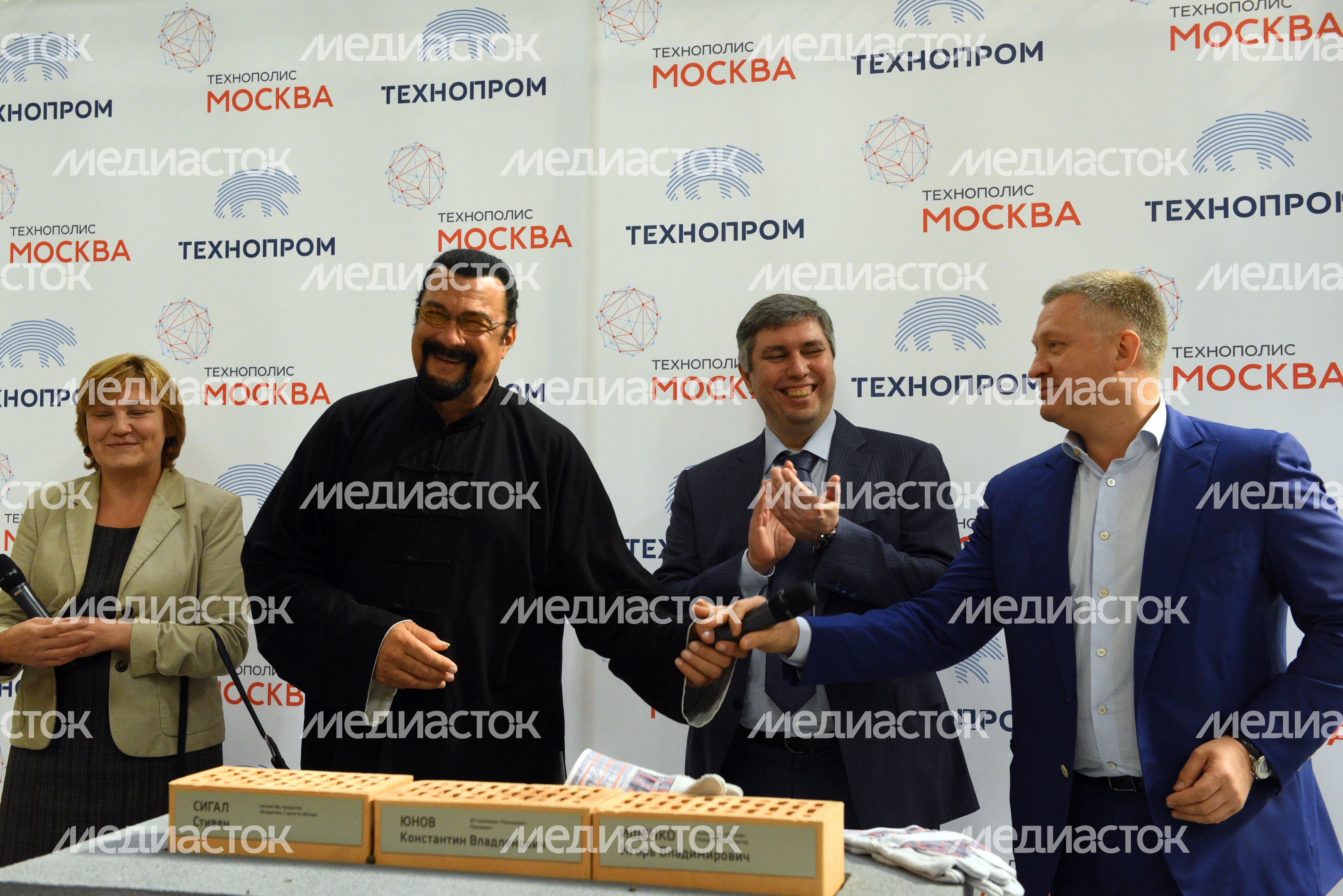 Закладка первого камня будущего R&D центра ИТ-компании «Технопром» Закладка первого камня будущего R&D центра ИТ-компании «Технопром»