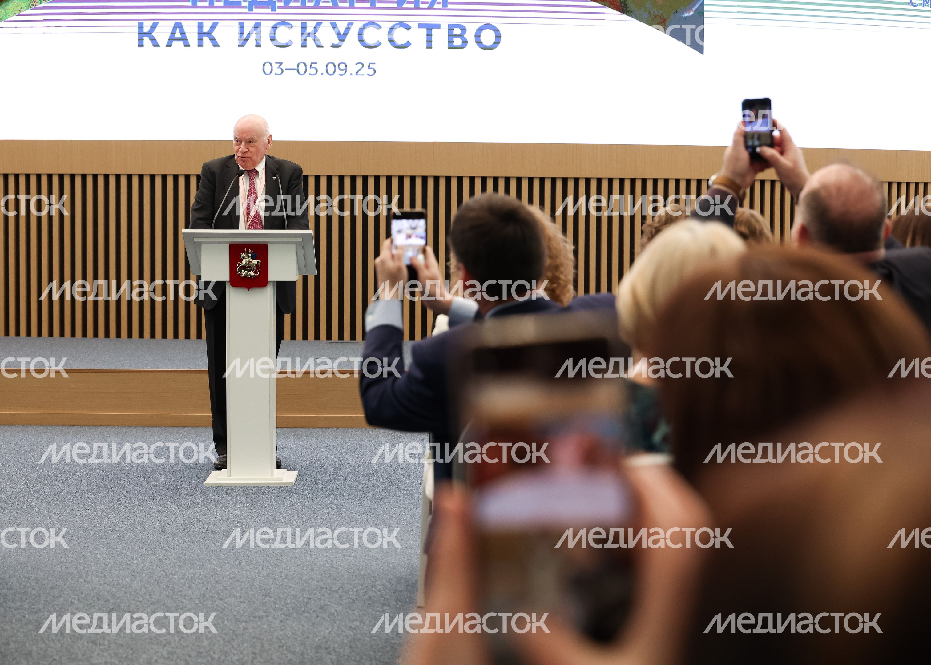 Лео Бокерия поприветствовал участников VI Cъезда детских врачей Московской области Лео Бокерия поприветствовал участников VI Cъезда детских врачей Московской области