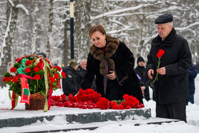 Возложение цветов к памятнику первому космонавту Юрию Гагарину в Звездном городке
