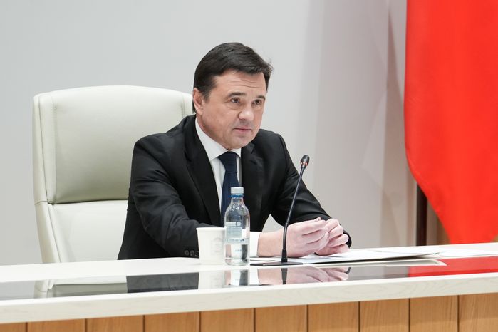 Андрей Воробьев поблагодарил общественников за работу и вручил им областные награды