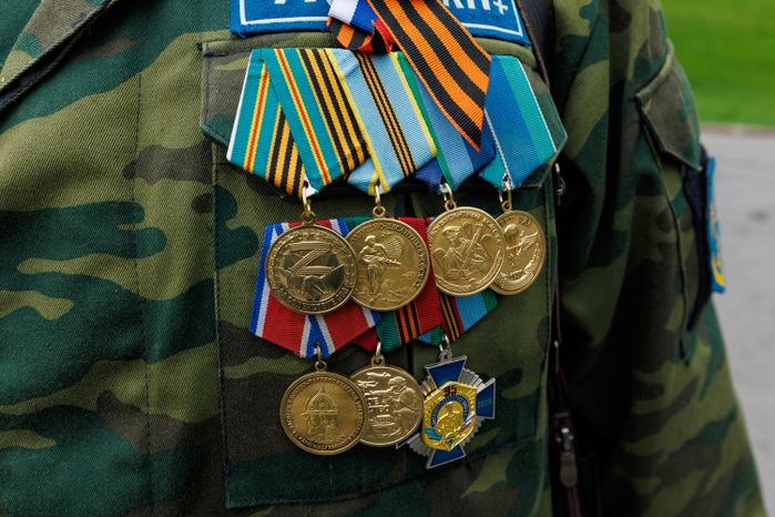 Медали на груди ветерана боевых действий в День Победы