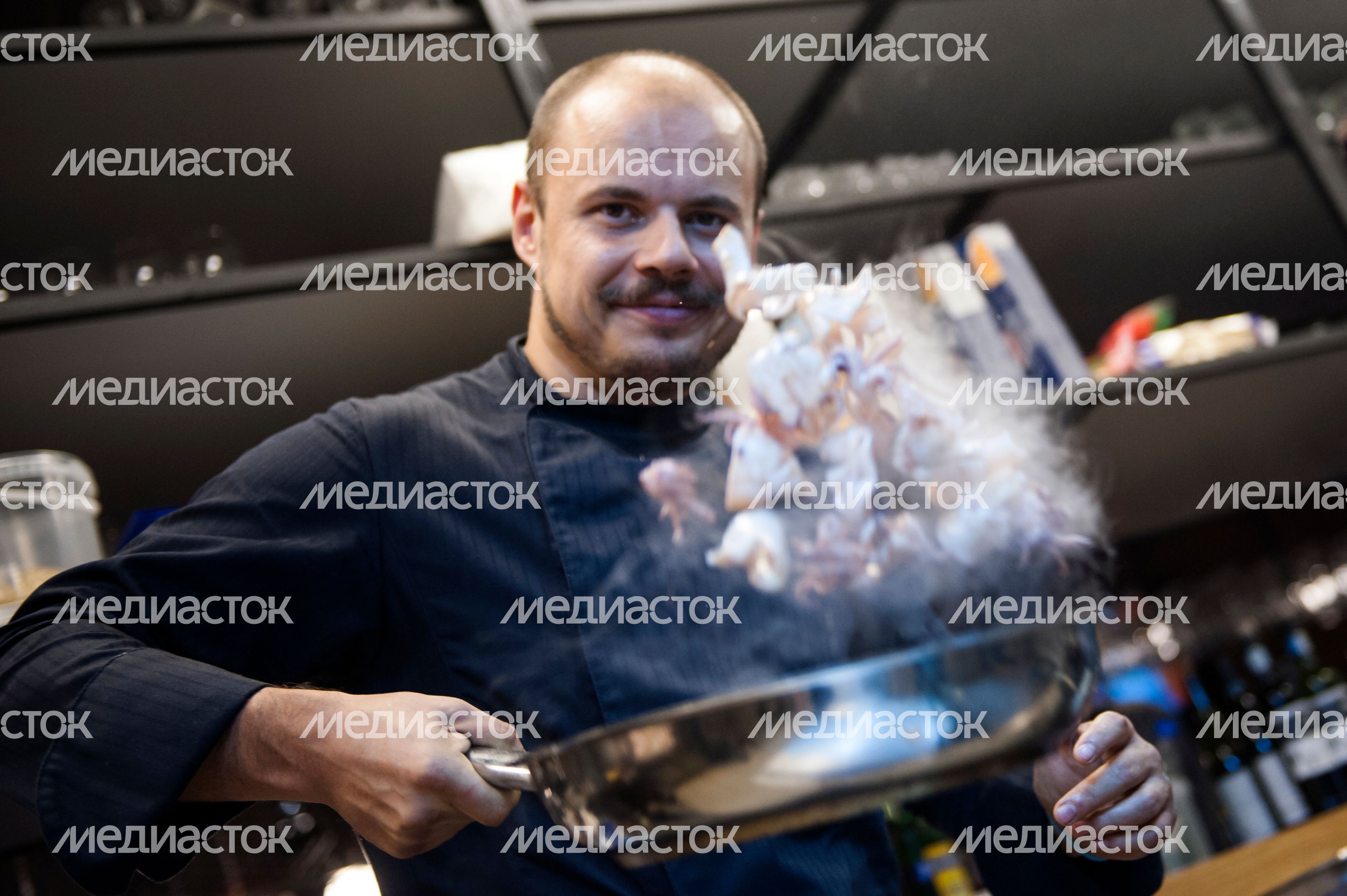 Приготовление салата с кальмарами и овощами на гриле
