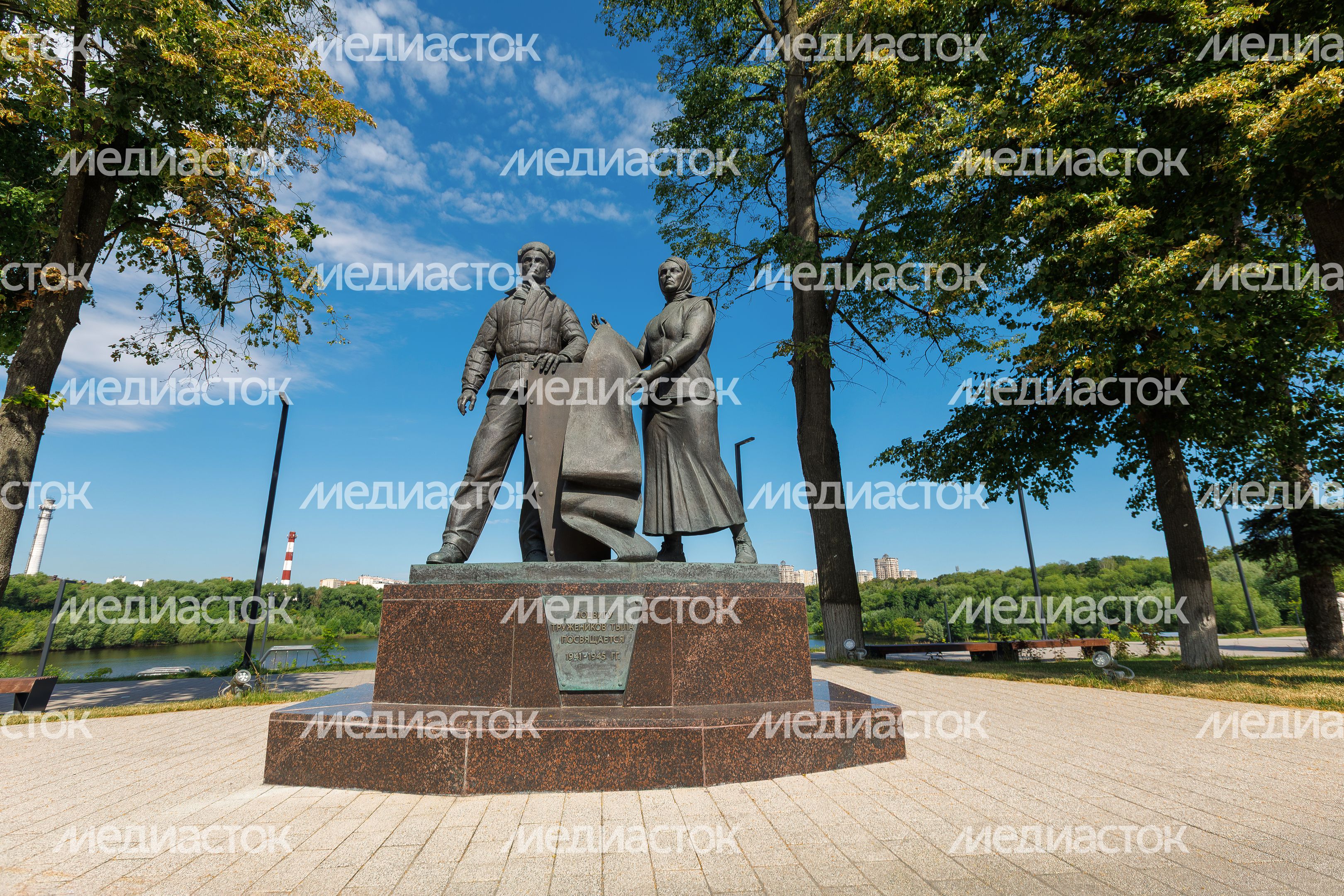 Памятник труженикам тыла 1941-1945 гг. на набережной Борисоглебского озера в Раменском парке