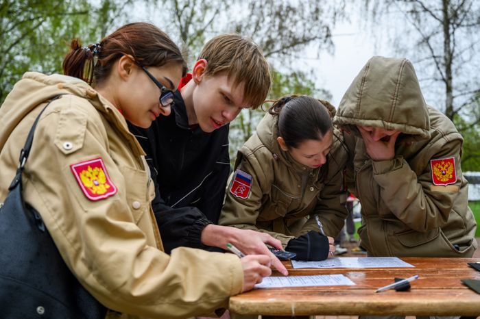 Военно-патриотическая игра «Юнармия, вперед!», посвященная Дню Победы, в Горках Ленинских