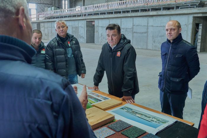 Проверка хода строительства ФОКа с крытым катком в Волоколамске Губернатором Подмосковья
