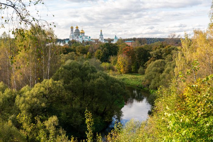 Вид на Саввино-Сторожевский монастырь со стороны Истринского городского парка осенью