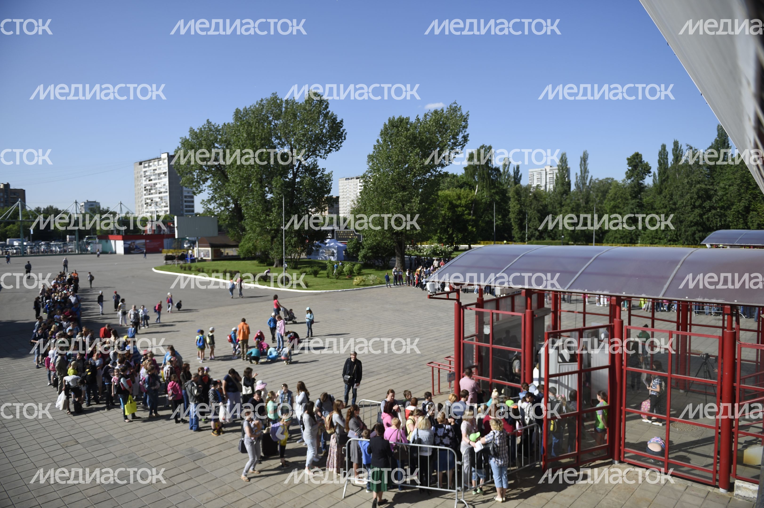 Дети отправляются на отдых в летние лагеря из Москвы