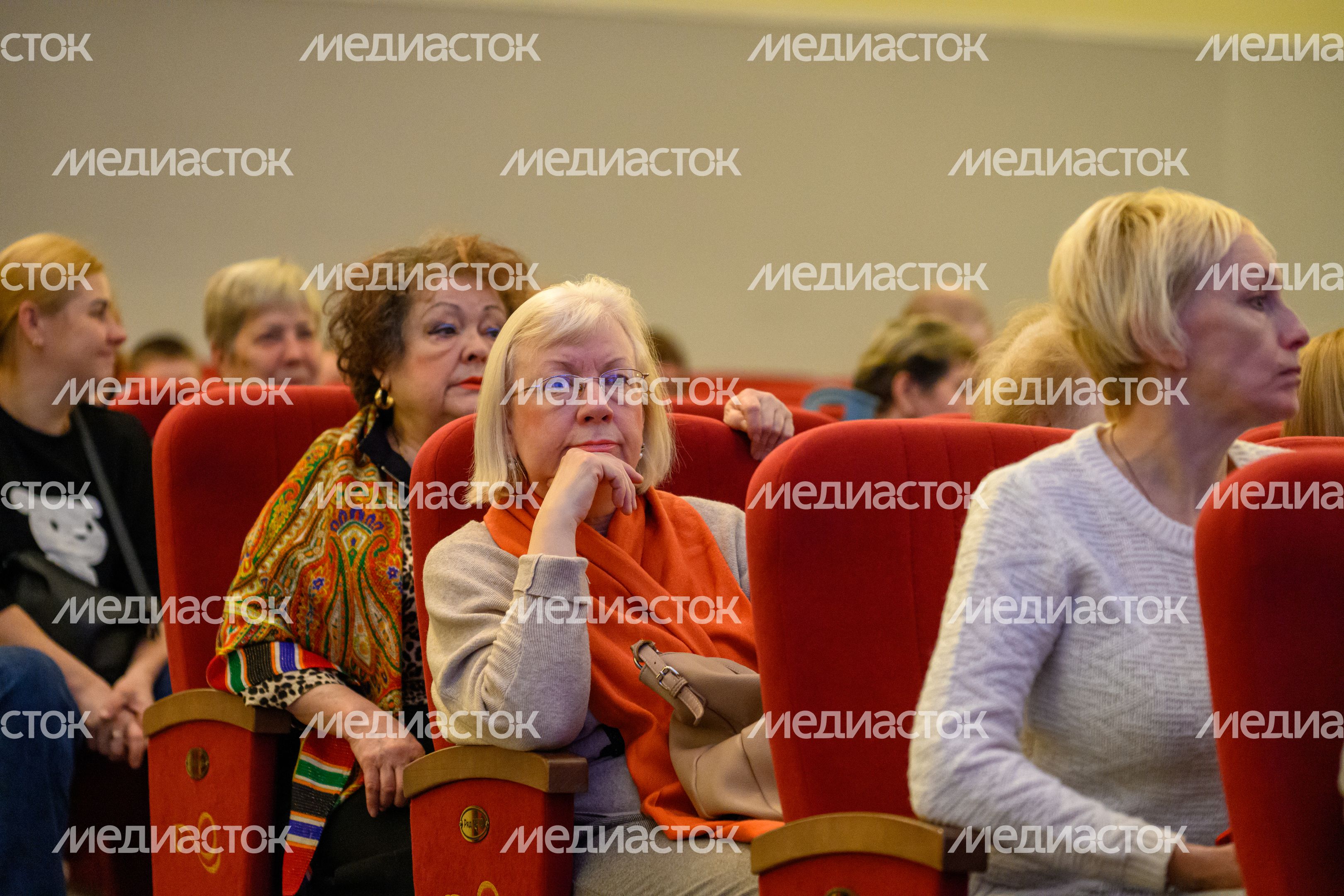 Зрители концерта ко Дню матери во Дворце культуры им. Конина Егорьевска Зрители концерта ко Дню матери во Дворце культуры им. Конина Егорьевска