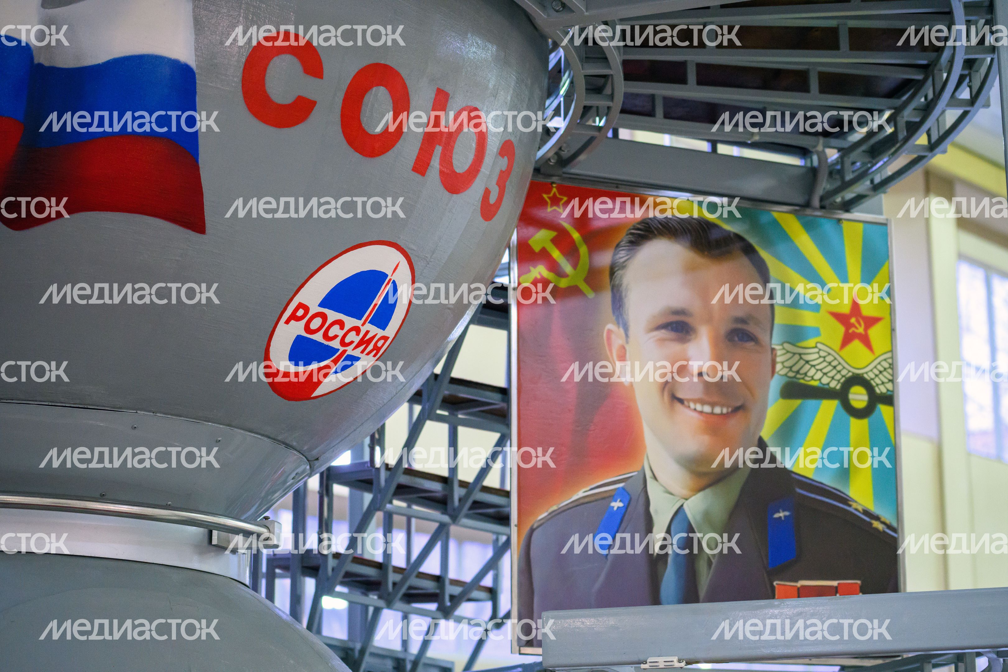 Тренировка основного экипажа космонавтов МКС-74 на тренажере корабля «Союз МС» в Звездном городке