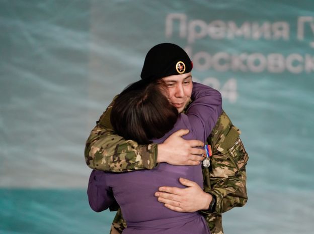 Матери бойцов СВО встретились с сыновьями на церемонии вручения премии "Мы рядом. Доброе дело"