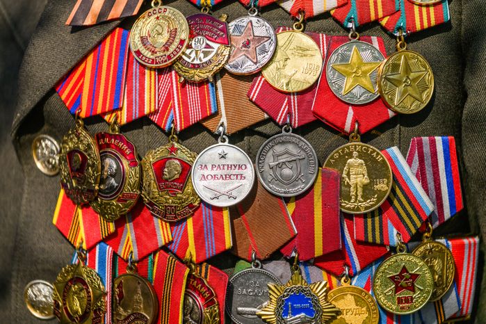 Боевые медали на пиджаке ветерана в День Победы