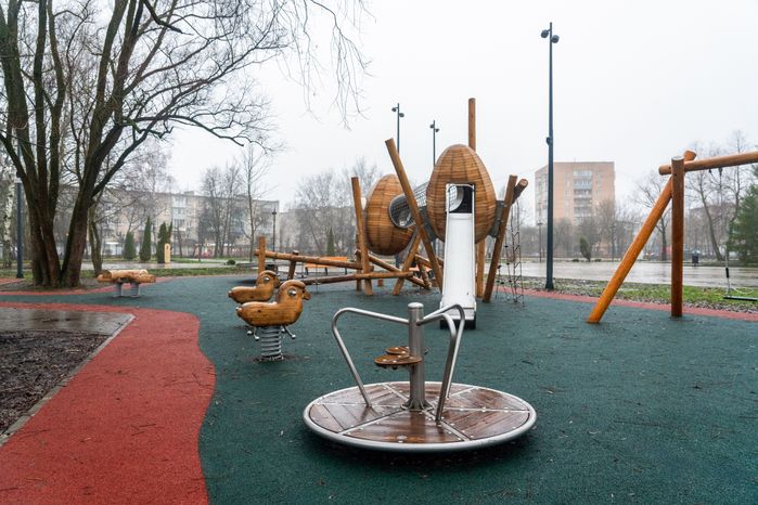 Детская площадка в парке «Питомник» в Серпухове осенью