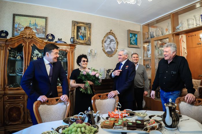 Посещение губернатором космонавта первого отряда